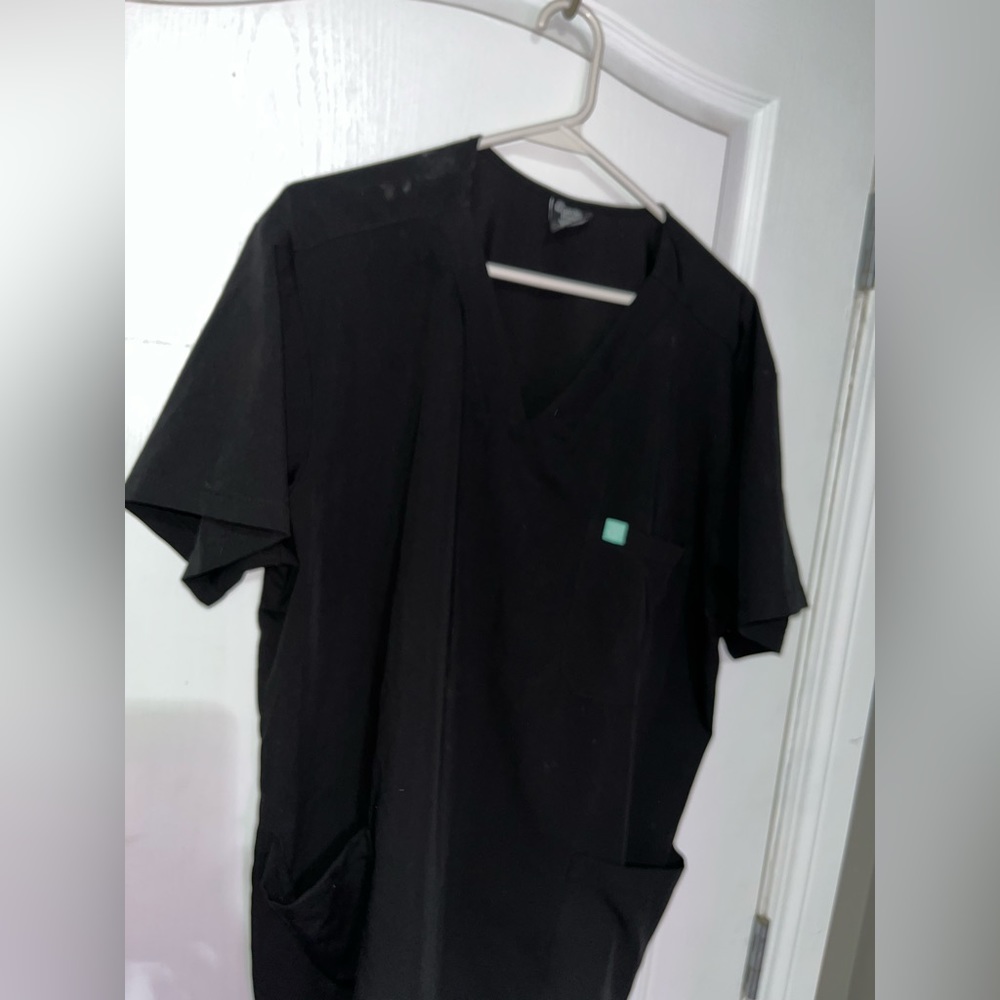 Garde Malade Men’s 3 Pocket Scrub Top